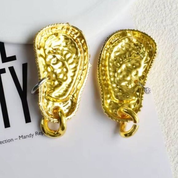 NWOT Goldtone Surrealist Chunky Ear Earrings 2.5in - Picture 2 of 6